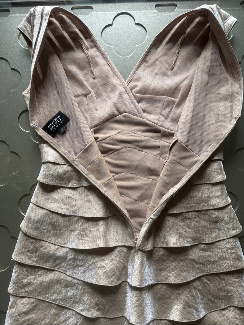 ADRIANNA PAPELL Champagne Layered V-Neck Cocktail Dress 4P - Picture 12 of 16